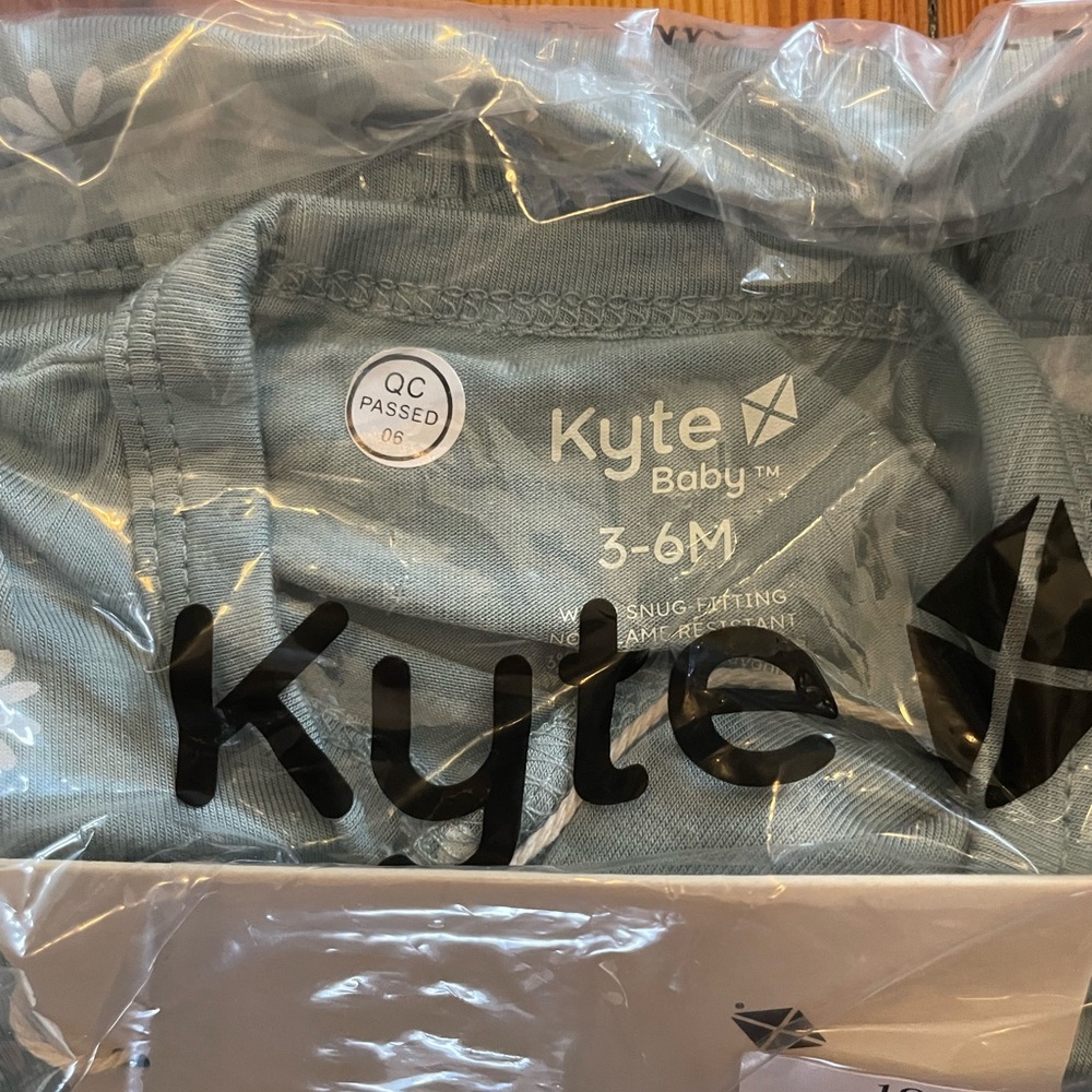 Kyte BABY 3-6M Zipper Romper - Picture 2 of 3